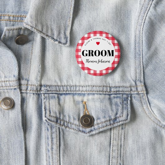 Red Gingham Country Wedding Groom's Name Button (Beispiel)