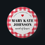 Red Gingham Country Wedding Trauzeugin Name Button<br><div class="desc">Eine unterhaltsame Art,  einer Mischfamilie zu helfen,  zu erfahren,  wer wer ist,  diese karierten Gingham Gingham-Tags für Hochzeitsfeiern sind eine leichte Ergänzung zu Begrüßungstaschen,  Probe-Dinner-Tischen,  Verlobungs-Party-Alben und vielem mehr. Gib der Trauzeugin einen,  und sie werden ihren Namen nie vergessen.</div>