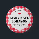 Red Gingham Country Wedding Trauzeugin Name Button<br><div class="desc">Eine unterhaltsame Art,  einer Mischfamilie zu helfen,  zu erfahren,  wer wer ist,  diese karierten Gingham Gingham-Tags für Hochzeitsfeiern sind eine leichte Ergänzung zu Begrüßungstaschen,  Probe-Dinner-Tischen,  Verlobungs-Party-Alben und vielem mehr. Gib der Trauzeugin einen,  und sie werden ihren Namen nie vergessen.</div>