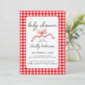 Red Gingham Cute Bow Handwriting Baby Shower Einladung (Stehend Vorderseite)