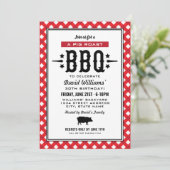 Red Gingham Kariert Pig Roast GRILLEN Birthday Par Einladung (Stehend Vorderseite)