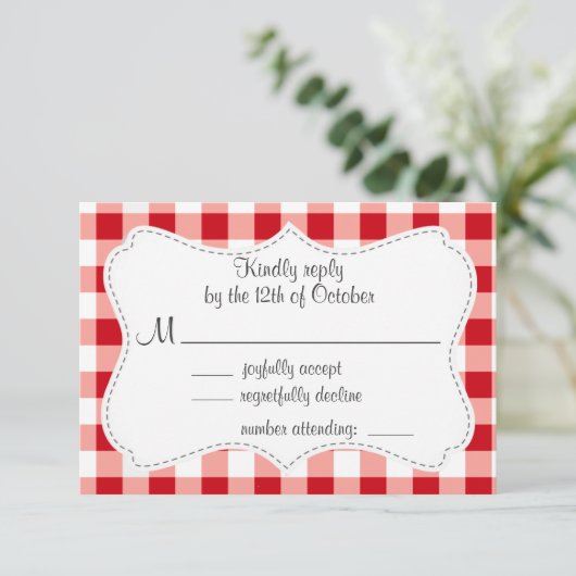 Red Gingham RSVP Karte (Stehend Vorderseite)