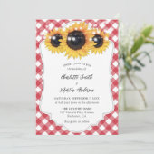 Red Gingham Rustic Sunflower Wedding Einladung (Stehend Vorderseite)
