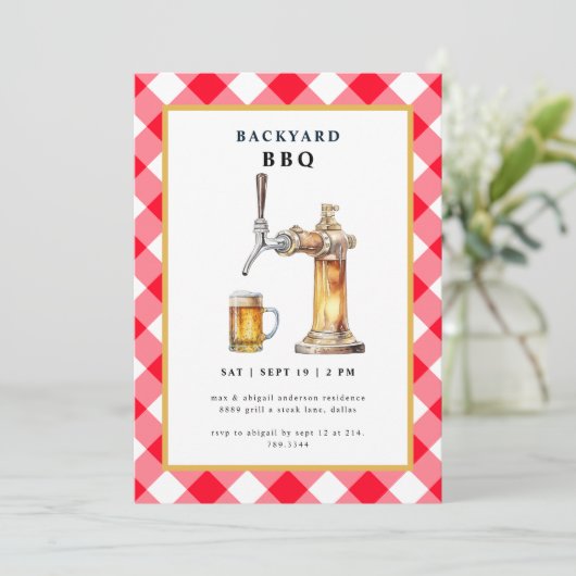 Red Gingham Stich & Beer Keg Backyard GRILLEN Part Einladung (Stehend Vorderseite)