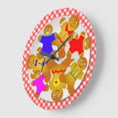 Red Gingham Tablecloth Plate of Gingerbread Men Große Wanduhr (Winkel)