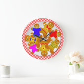Red Gingham Tablecloth Plate of Gingerbread Men Große Wanduhr (Zuhause)