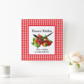 Red Gingham und Strawberries Wall Clock Quadratische Wanduhr (Zuhause)