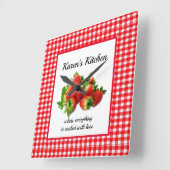 Red Gingham und Strawberries Wall Clock Quadratische Wanduhr (Winkel)
