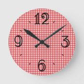 Red Gingham Wall Clock Runde Wanduhr (Vorderseite)