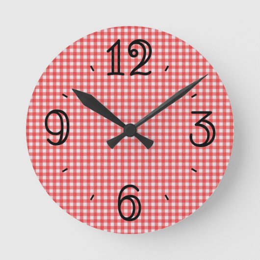 Red Gingham Wall Clock Runde Wanduhr (Vorderseite)