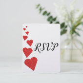Red Glitzer Hearts Wedding RSVP Karte (Stehend Vorderseite)