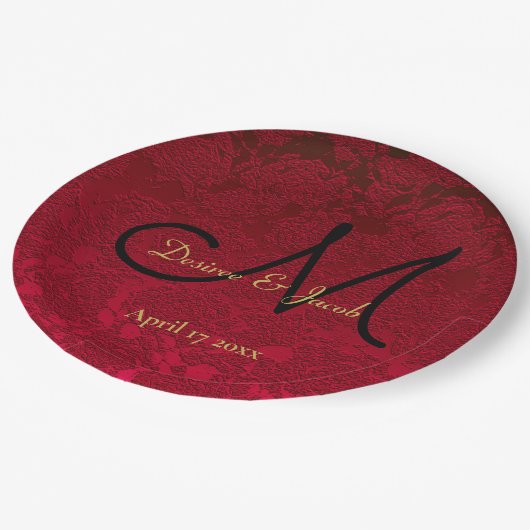 Red Gold Black Christmas Winter Wedding Monogram Pappteller (Schrägansicht)