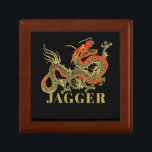 Red Gold Black Fantasy Chinese Dragon Monogram Erinnerungskiste<br><div class="desc">Ein erbitterter,  in Gold umrissener schwarzer chinesischer Drache schmückt diesen Gegenstand. Rote Akzente heben Kiefer,  Kopf und Rücken des Drachen hervor. Ihr Name ist unten in fett Gold geschrieben.</div>