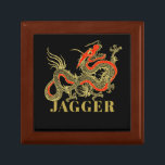 Red Gold Black Fantasy Chinese Dragon Monogram Erinnerungskiste<br><div class="desc">Ein erbitterter,  in Gold umrissener schwarzer chinesischer Drache schmückt diesen Gegenstand. Rote Akzente heben Kiefer,  Kopf und Rücken des Drachen hervor. Ihr Name ist unten in fett Gold geschrieben.</div>