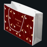 Red Gold Blume Couple's Romantic Große Geschenktüte<br><div class="desc">Diese elegante und stilvolle Geschenktasche aus Rot und Gold ist ein elegantes und romantisches Denkmal für Ihre erste Weihnachtszeit zusammen als Paar oder verheiratet verbracht, und Sie können sie auch Jahr für Jahr nutzen. Fügen Sie dem Design Ihre Namen hinzu oder ändern Sie den Text in eine Nachricht, die für...</div>