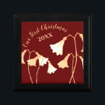 Red Gold Blume Romantische Erste Weihnachtsfeier Erinnerungskiste<br><div class="desc">Diese elegante und stilvolle Rot-Gold-Blume-Geschenkboxen ist eine elegante und romantische Gedenkstätte für Ihre ersten Weihnachten zusammen verbracht als Paar oder verheiratet, und Sie können es jedes Jahr als Gedenkdekoration. Die Blume wächst immer mit zwei Blüten an einem Stamm, untrennbar, genau wie Sie beide. Personalisieren Sie diese Geschenkboxen ganz einfach auf...</div>