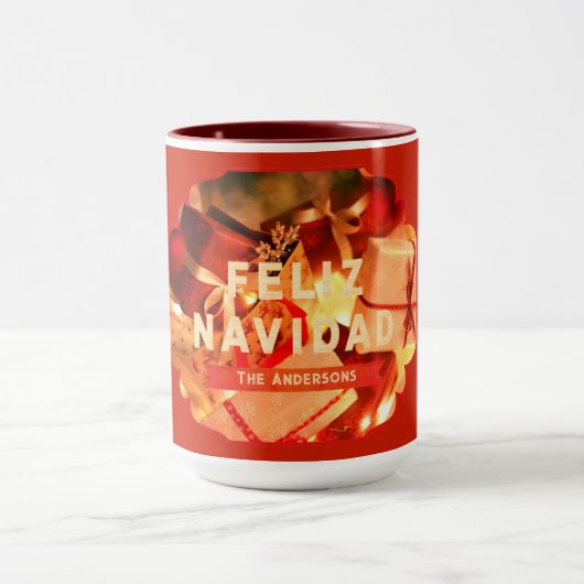 Red Gold Feliz Navidad Script Moderne Weihnachten Tasse (Zentrum)
