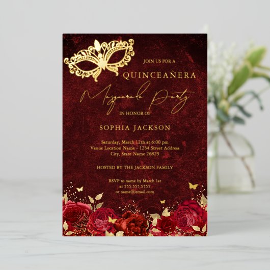Red Gold Masquerade Party Rose Quinceanera Folieneinladung (Stehend vorne)