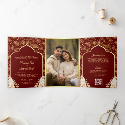 Red Gold Paisley Floral QR Code Indian Wedding Dreifach Gefaltete Einladung (Innenseite)