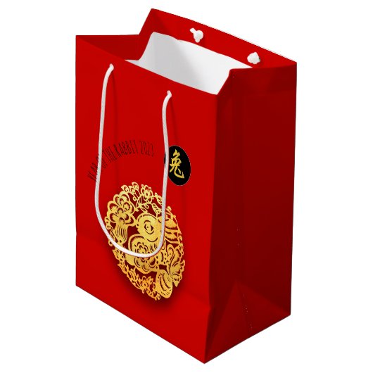 Red Gold Rabbit Papercut Chinesisches Neujahr 2023 Mittlere Geschenktüte (Vorderseite Schrägansicht)