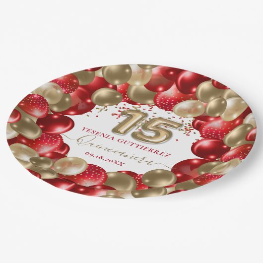 Red Gold Sparkle Quinceañera Balloon Pappteller (Schrägansicht)