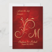 Red Gold Swirl Monogram Wedding Einladung (Vorderseite)