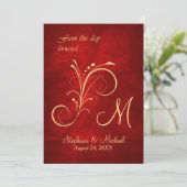 Red Gold Swirl Monogram Wedding Einladung (Stehend Vorderseite)