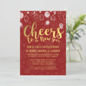 Red & Gold Weihnachten / Cheers New Year's Eve Par Einladung (Stehend Vorderseite)