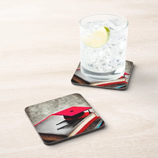 Red Grad Cap & Books Getränkeuntersetzer (Rechte Seite)