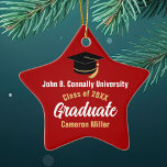 Red Graduate Personalisiert Abschluss Star Keramik Ornament<br><div class="desc">Dieses moderne,  in Rot und Weiß gefertigte Weihnachtsgeschmuck mit klassischer Typografie Ihrer Uni oder des Namens der Abschluss für die Klasse von 2025. Anpassen mit Ihrem geschlossen Jahr unter der schicken handgeschriebenen Drehbuch und schwarzen Graduiertenkappe für ein großes personalisiertes Graduiertengeschenk</div>