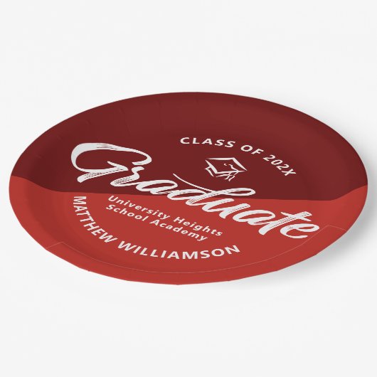 Red Graduation Bold Retro Script Cap Icon Minimal Pappteller (Schrägansicht)