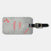 Red graffiti name on gray concrete, your gepäckanhänger (Vorderseite horizontal)