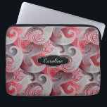 Red Grau und Black Paisley Pattern mit Monogramm Laptopschutzhülle<br><div class="desc">Eine schöne Farbkombination in diesem roten,  grauen und schwarzen Paisley-Muster. Bearbeiten Sie das benutzerdefinierte Monogramm mit Ihrem Namen oder einem anderen Text.</div>