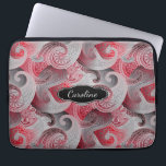Red Grau und Black Paisley Pattern mit Monogramm Laptopschutzhülle<br><div class="desc">Eine schöne Farbkombination in diesem roten,  grauen und schwarzen Paisley-Muster. Bearbeiten Sie das benutzerdefinierte Monogramm mit Ihrem Namen oder einem anderen Text.</div>