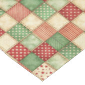 Red Green and Cream Patchwork Quilt Look Tischdecke (Schrägansicht)
