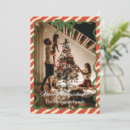 Red Green Christmas Family Photo Greeting Card Einladung (Stehend Vorderseite)