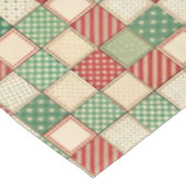 Red Green Cream Rustic Plaid Patchwork Quilt Look Tischdecke (Schrägansicht)