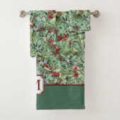 Red Green Holly Weihnachtsmuster Monogram Badhandtuch Set (Insitu)