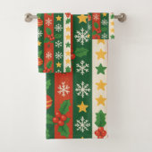 Red Green Pine and Berry Stripes Holiday Boho Badhandtuch Set (Insitu)