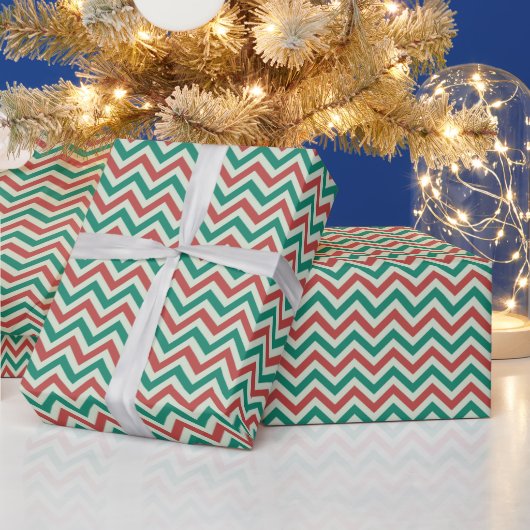 Red Green White Modern Zig Zag Weihnachtsnacht Geschenkpapier (Feiertage)