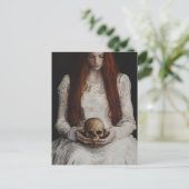 Red haired Woman With a Skull Postkarte (Stehend Vorderseite)