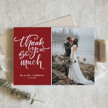 Red Hand Letting Foto Wedding Dankeskarte<br><div class="desc">Danke an Familie und Freunde,  dass sie Teil Ihrer Hochzeit sind mit dieser rustikalen Dankeschön Flachkarte mit moderner Kalligraphie und Blumenmuster mit rotem Hintergrund. Andere Farben sind verfügbar.</div>