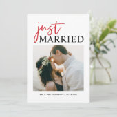 Red Handgeschriebene Typografie Just Married Foto Ankündigung (Stehend Vorderseite)