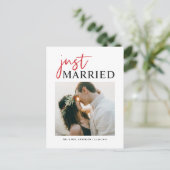 Red Handgeschriebene Typografie Just Married Foto Ankündigungspostkarte (Stehend Vorderseite)