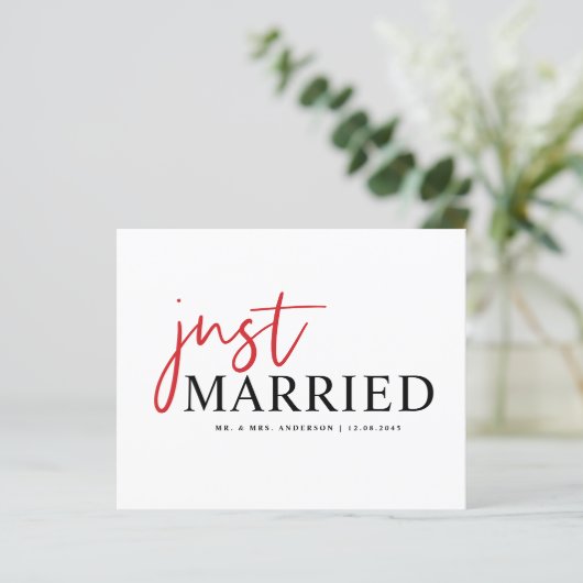 Red Handwriting Just Married Announcement (Stehend Vorderseite)