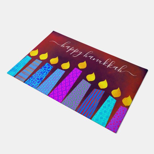 Red Happy Hanukkah Script Boho Candles Bold modern Fußmatte (Schrägansicht)