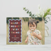 Red Happy Merry Wavy Christmas Photo Card Einladung (Stehend Vorderseite)