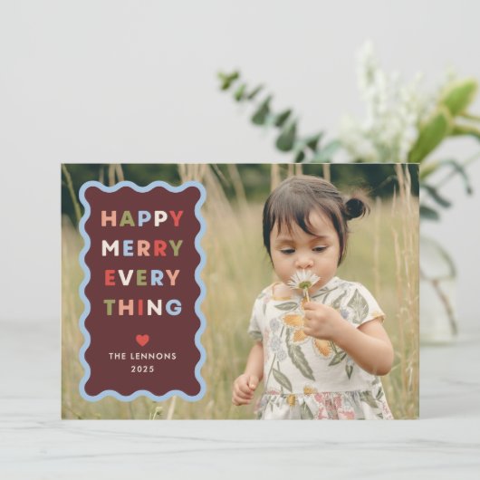 Red Happy Merry Wavy Christmas Photo Card Einladung (Stehend Vorderseite)