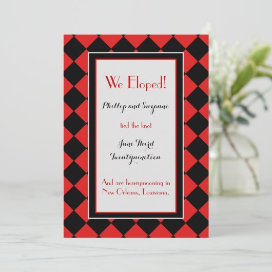 Red Harlequin Pattern Elopement Ankündigung (Stehend Vorderseite)