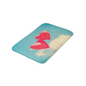 Red Heart Balloons gegen Wolken Himmel Badematte (Schrägansicht)